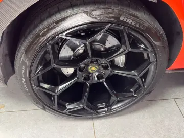 Urus Performante FULL-CARBON AKRAPOVIC MASSAGE