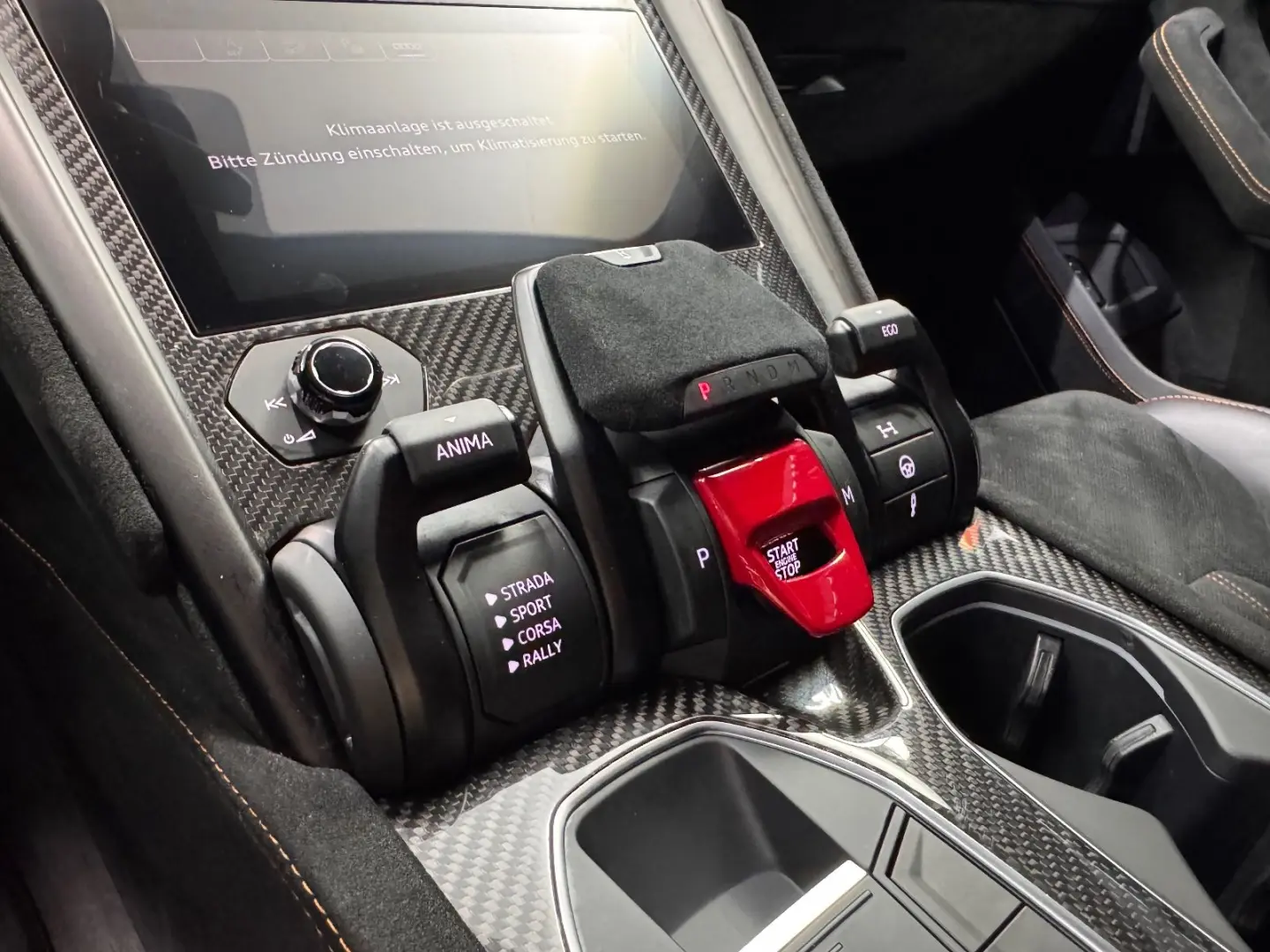 Urus Performante FULL-CARBON AKRAPOVIC MASSAGE