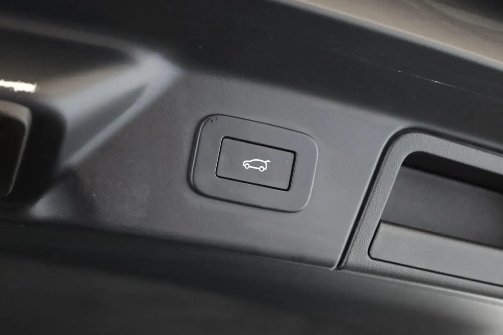 Range Rover Velar P250 AWD R-Dynamic SE BLACK 22