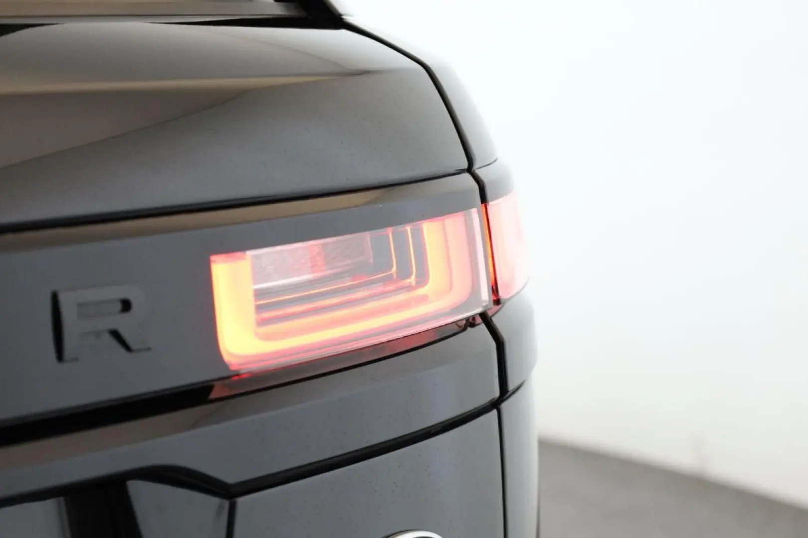 Range Rover Velar P250 AWD R-Dynamic SE BLACK 22