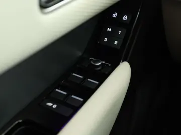 Range Rover Velar P250 AWD R-Dynamic SE BLACK 22