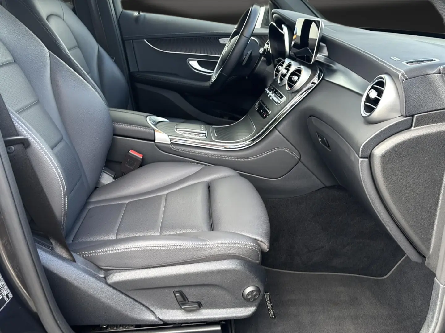 GLC 300 de Exclusive Coupe 19 Night Distro AHK K