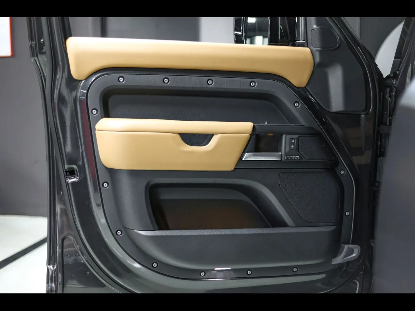 Defender 110 P425 X AWD XPEL MAT BLACK PACK AHK