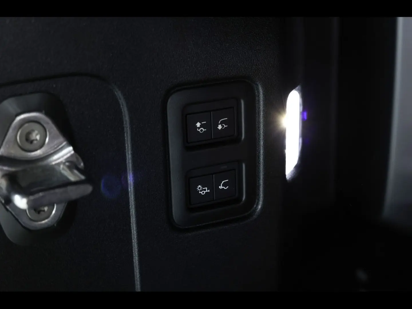 Defender 110 P425 X AWD XPEL MAT BLACK PACK AHK