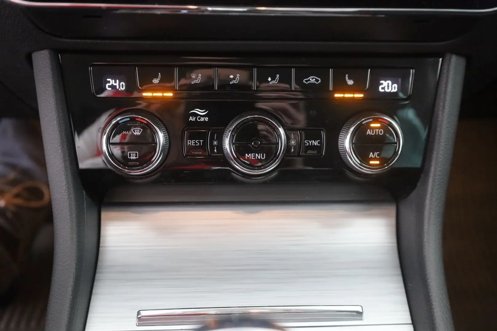 Superb 1.4 TSI iV LED Navi Sitzheizung AHK DAB