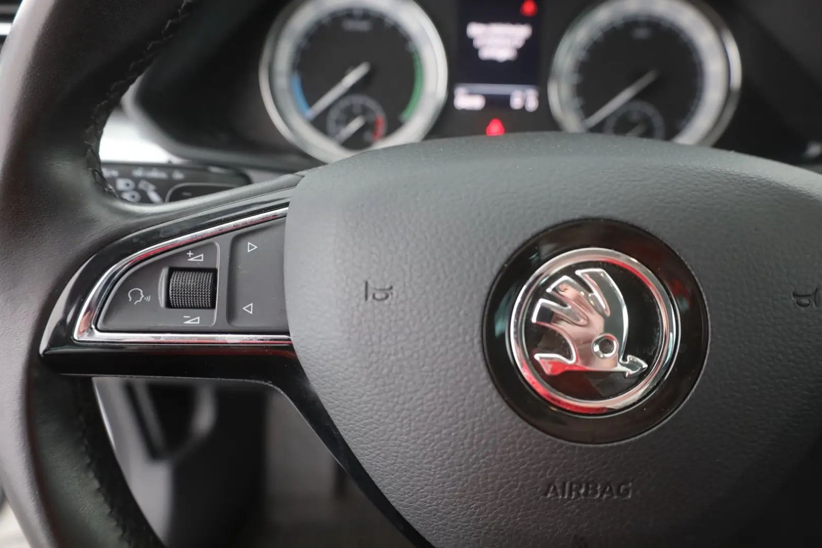 Superb 1.4 TSI iV LED Navi Sitzheizung AHK DAB