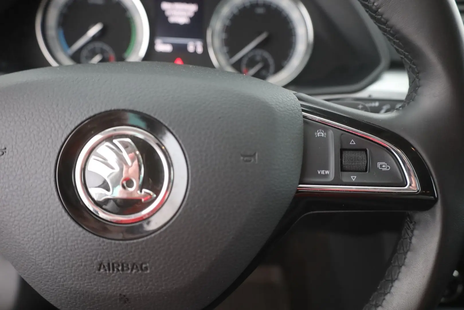 Superb 1.4 TSI iV LED Navi Sitzheizung AHK DAB