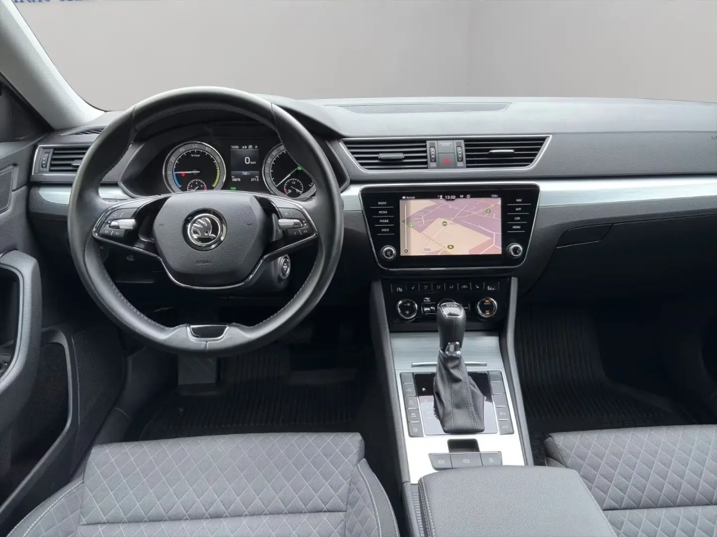 Superb Lim. Ambition iV NAVI APPLECAR