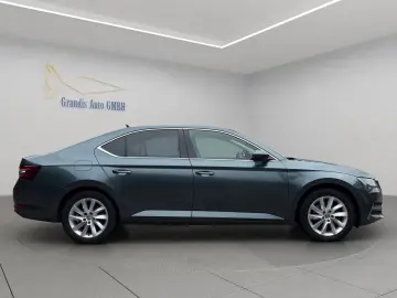 Superb Lim. Ambition iV NAVI APPLECAR