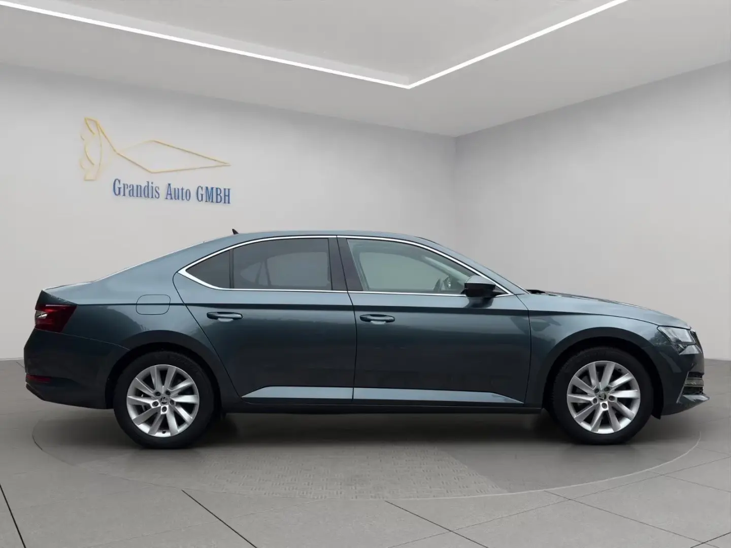 Superb Lim. Ambition iV NAVI APPLECAR