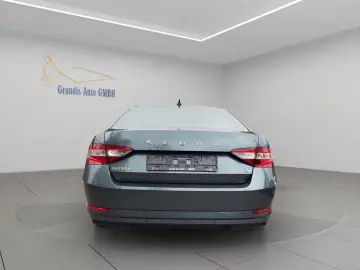 Superb Lim. Ambition iV NAVI APPLECAR