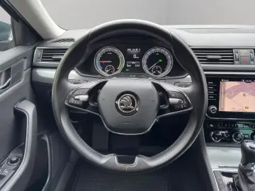 Superb Lim. Ambition iV NAVI APPLECAR