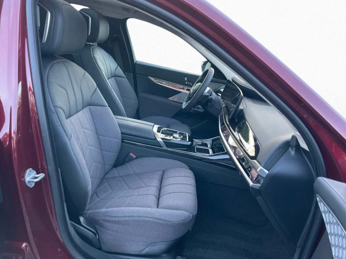 i7 xDr60 649 - 0Anz M-Sport Sky Executive Lounge