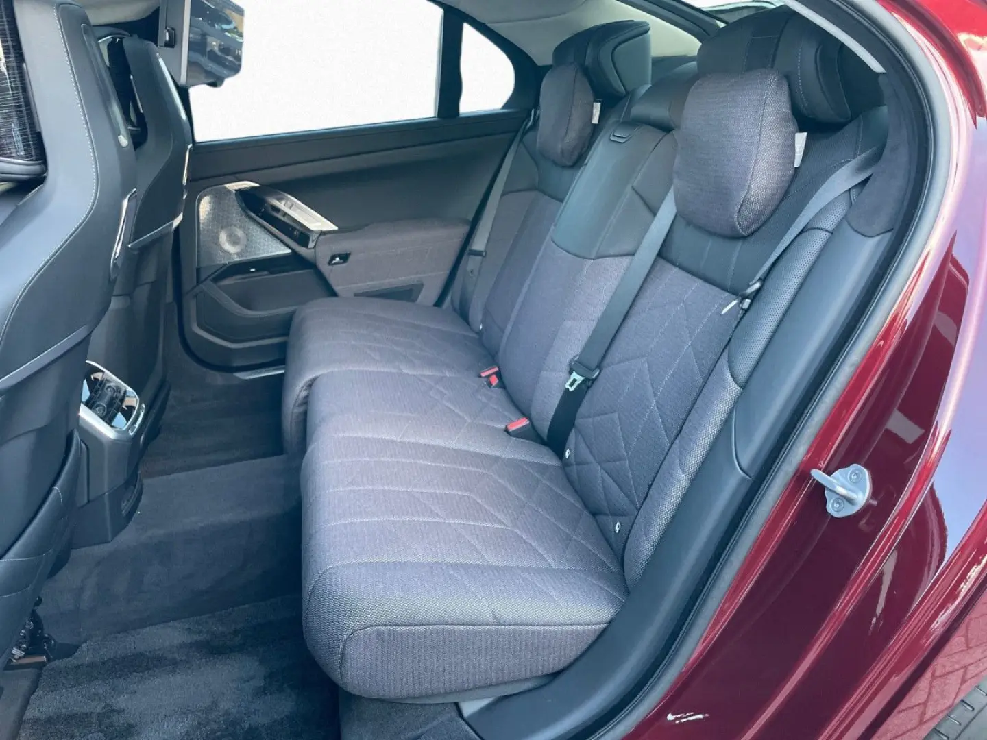 i7 xDr60 649 - 0Anz M-Sport Sky Executive Lounge