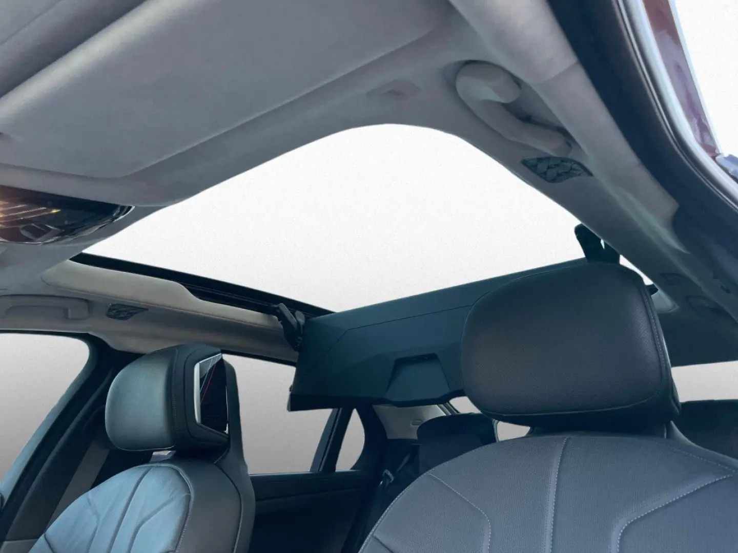 i7 xDr60 649 - 0Anz M-Sport Sky Executive Lounge