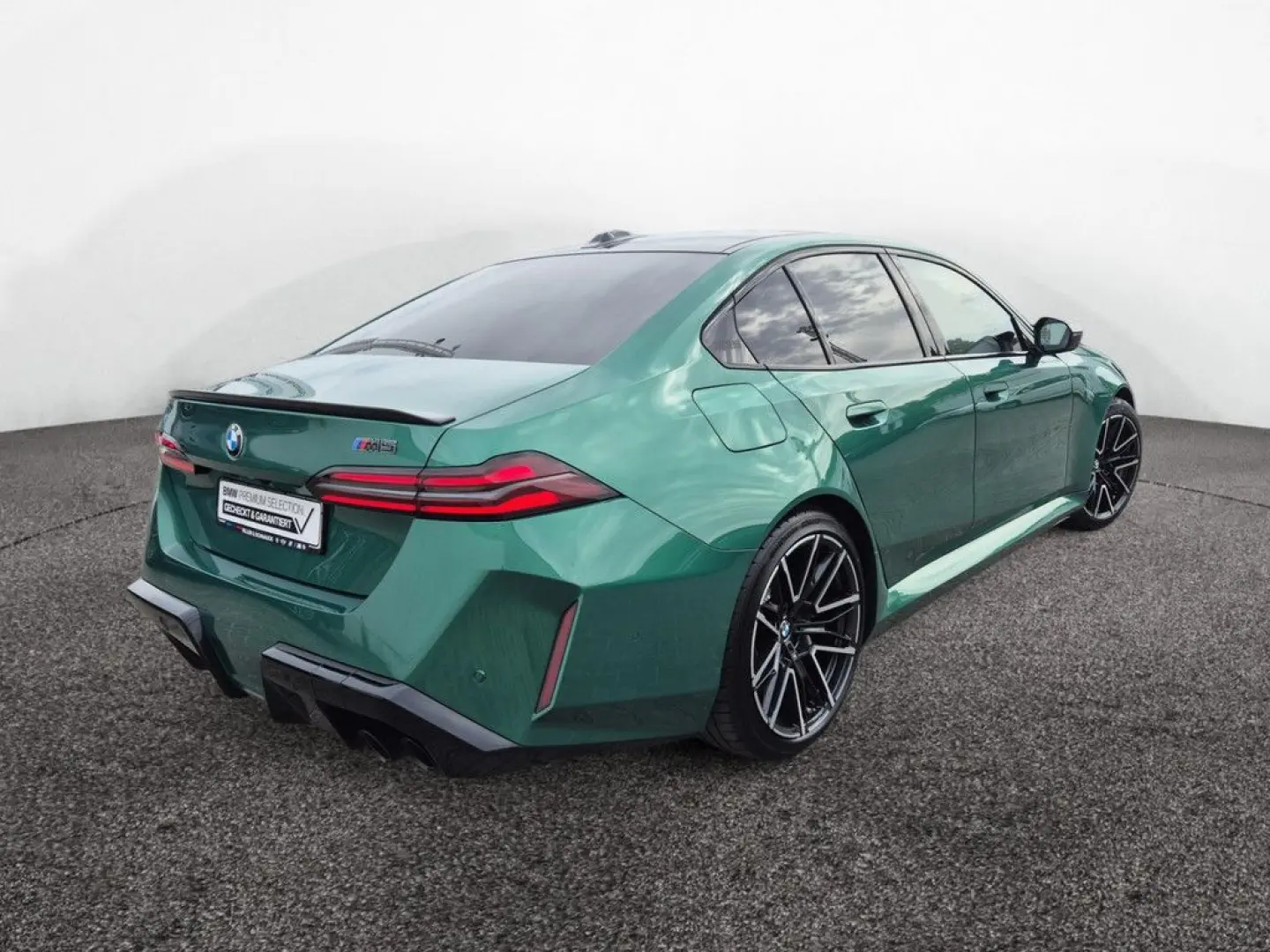 M5 xDrive AHK B&W CARBON V-MAX