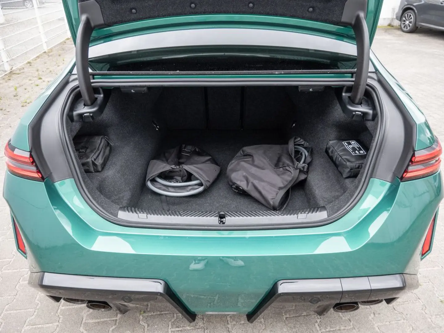 M5 xDrive AHK B&W CARBON V-MAX