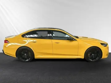 M5 Limousine  € 1.190 Zubehörbonus M Driver'Pack