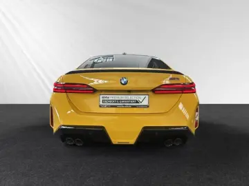 M5 Limousine  € 1.190 Zubehörbonus M Driver'Pack