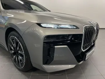 i7 M70 xDrive TV PANO ACC 360 KAM RFK NAVI Stand