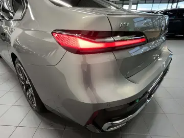 i7 M70 xDrive TV PANO ACC 360 KAM RFK NAVI Stand