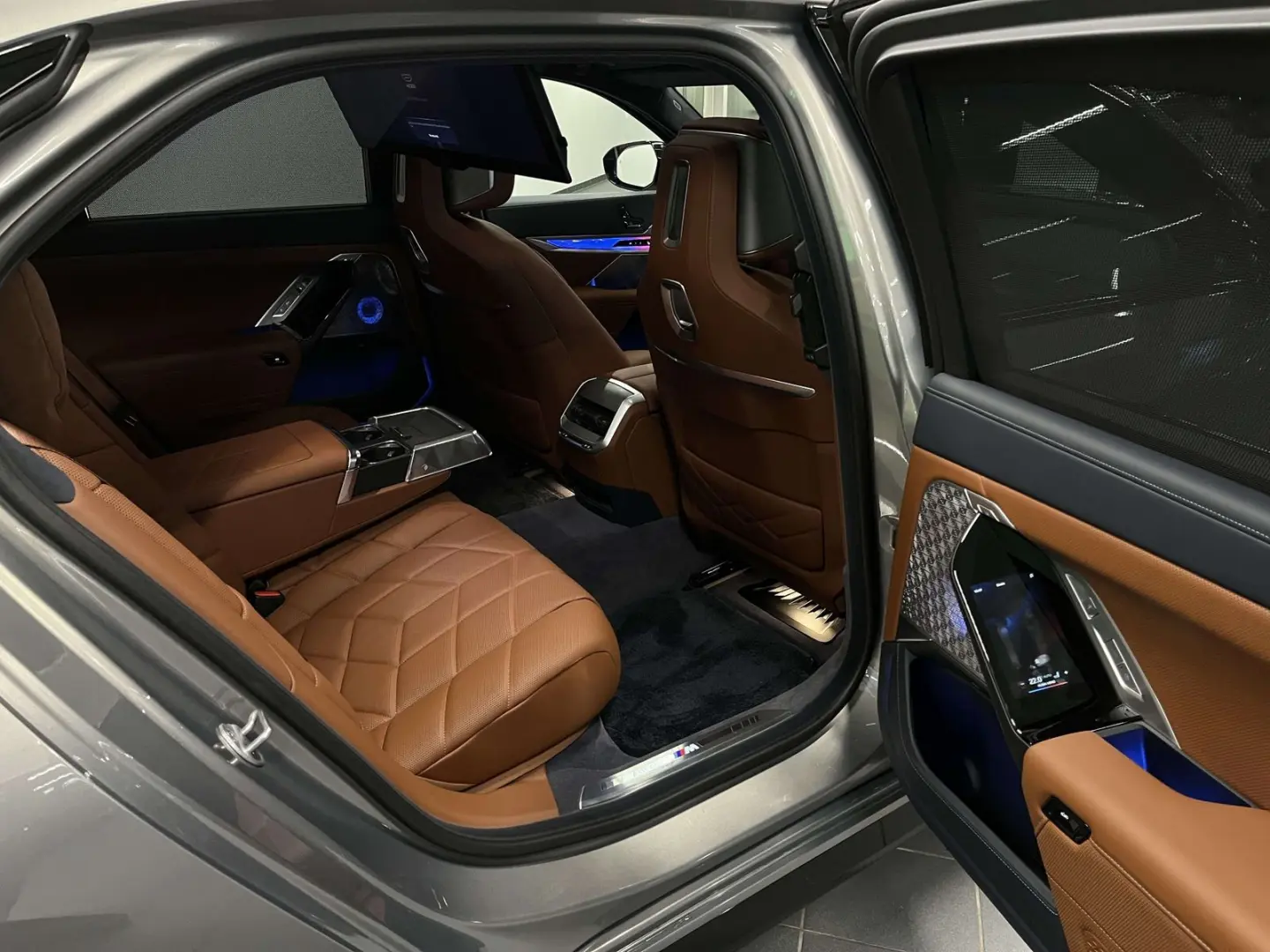 i7 M70 xDrive TV PANO ACC 360 KAM RFK NAVI Stand