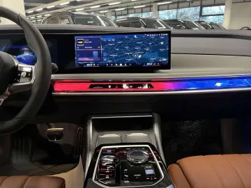 i7 M70 xDrive TV PANO ACC 360 KAM RFK NAVI Stand
