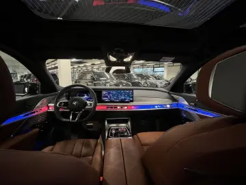 i7 M70 xDrive TV PANO ACC 360 KAM RFK NAVI Stand