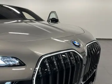 i7 M70 xDrive TV PANO ACC 360 KAM RFK NAVI Stand