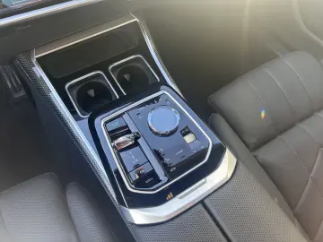 i7 M70 xDrive  B&W FondEntert UPE  EUR 217.630 -