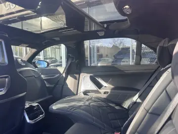 i7 M70 xDrive  B&W FondEntert UPE  EUR 217.630 -