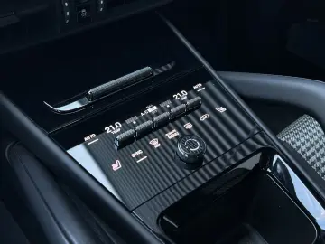 Cayenne GTS Coupe   PDCC   Hinterachslenkung