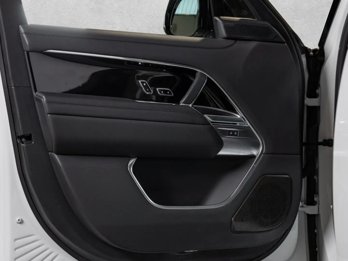 Range Rover P550e Autobiography  Shadow Line