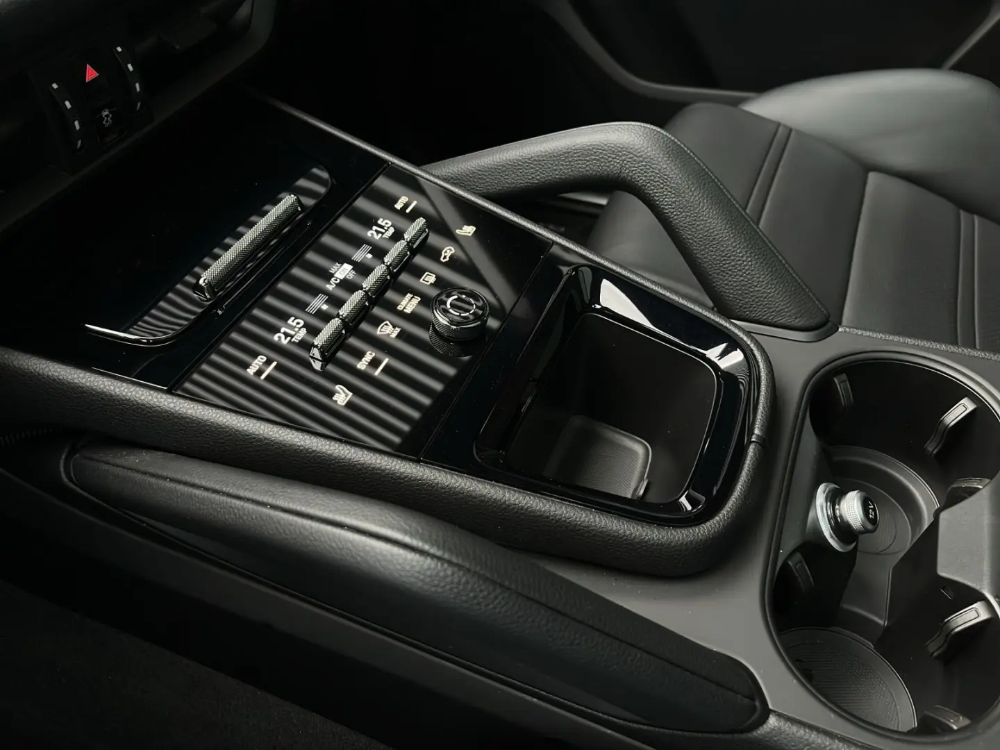 Cayenne Privacy  PASM  Privacy  90l  Pano.  18-W