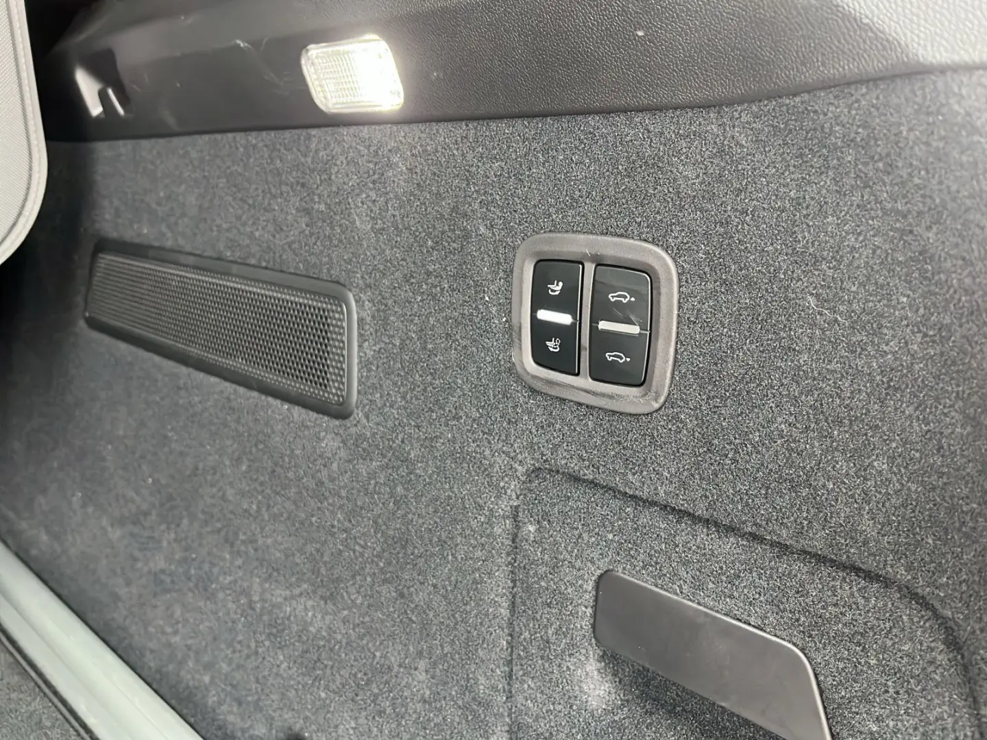 Cayenne Privacy  PASM  Privacy  90l  Pano.  18-W