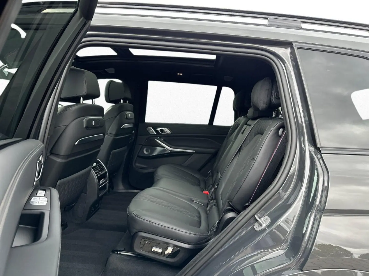 X7 xDri 40d M Sport Pro Executive B&W Sky Iconic