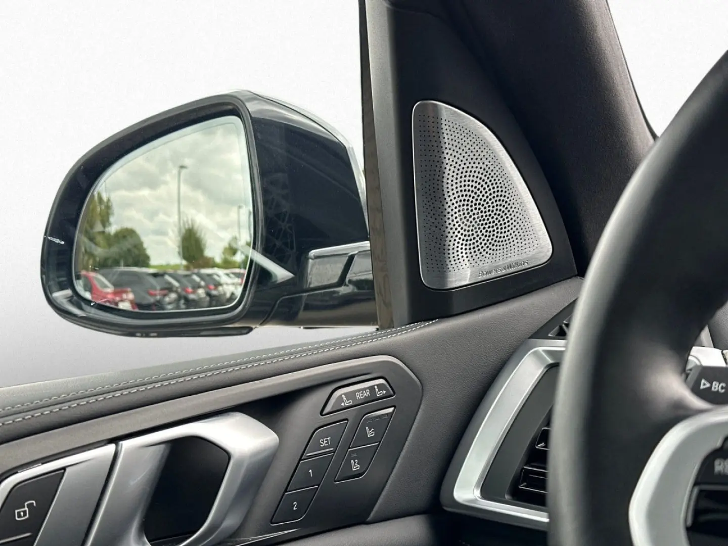 X7 xDri 40d M Sport Pro Executive B&W Sky Iconic