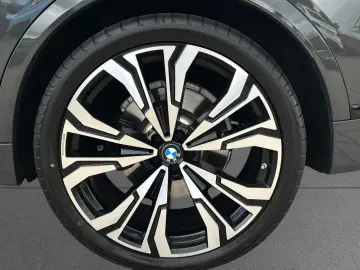 X7 xDri 40d M Sport Pro Executive B&W Sky Iconic