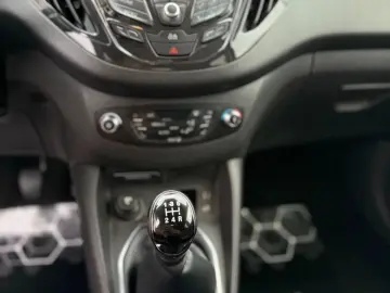 Ford Tourneo Courier 1.0 EcoBoost Titanium