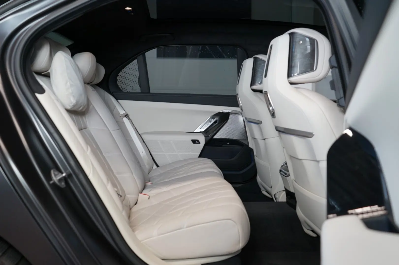 740dxDRIVE B&W INDIVIDUAL TOW SERVICE 86.529€NET