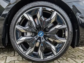 550e xDrive Limousine M Sport Pano AHK Shz v hi.