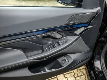 550e xDrive Limousine M Sport Pano AHK Shz v hi.