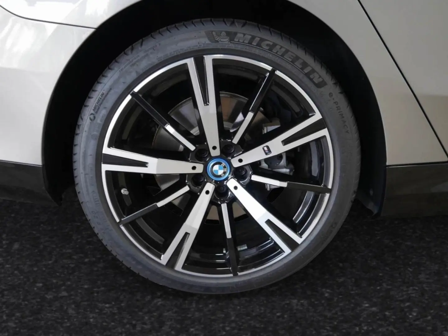 550e xDrive  € 1.190 Zubehörbonus M Sport