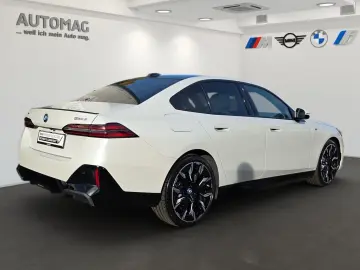 550e xDrive Limousine DrivAssProf ParkAss Pano B