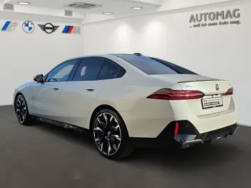 550e xDrive Limousine DrivAssProf ParkAss Pano B