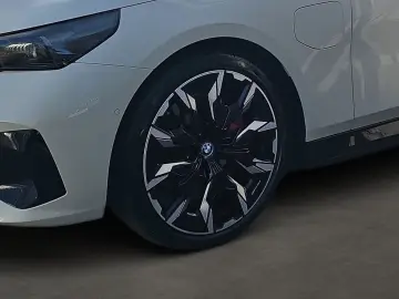 550e xDrive Limousine DrivAssProf ParkAss Pano B