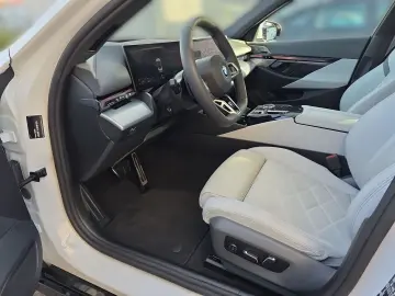 550e xDrive Limousine DrivAssProf ParkAss Pano B