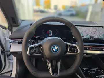 550e xDrive Limousine DrivAssProf ParkAss Pano B