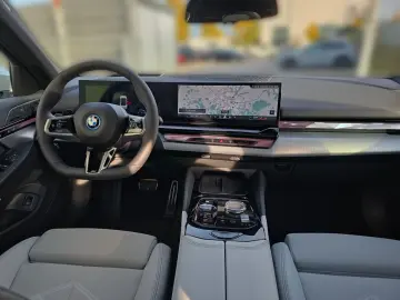 550e xDrive Limousine DrivAssProf ParkAss Pano B