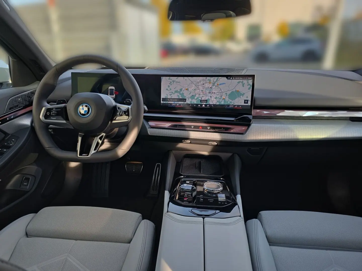 550e xDrive Limousine DrivAssProf ParkAss Pano B